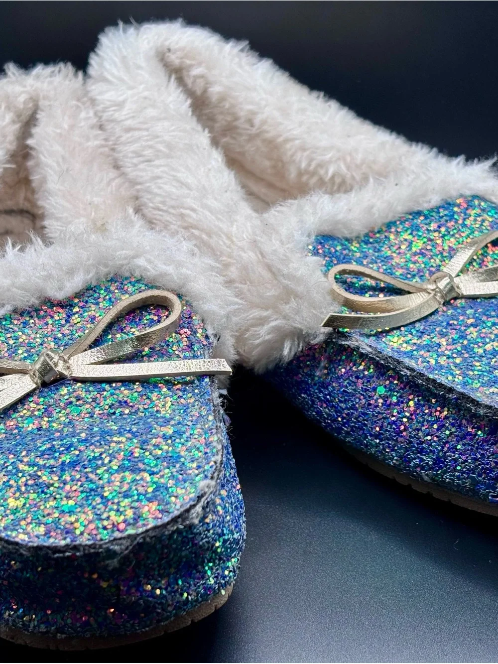 Cat & Jack Girls Glitter Slip-On moccasin with Faux Fur Trim Iridescent glitter